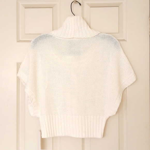 NWT. Junior Cropped sweater vest with cowl neck and front pattern. - Picture 2 of 4